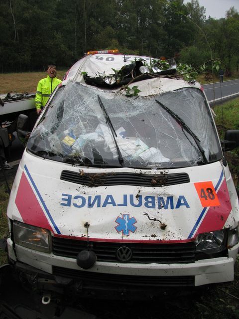 Sanitka dostala smyk a sjela do příkopu