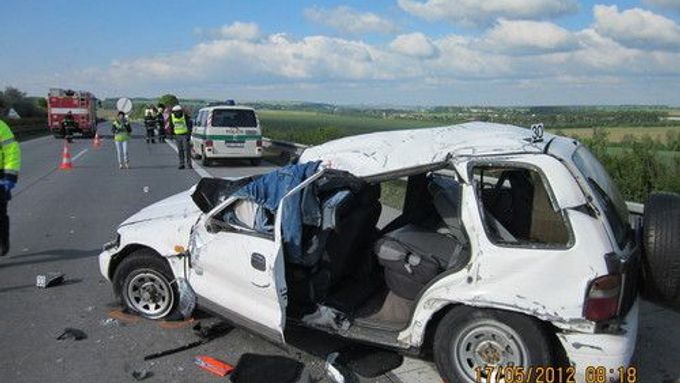 Nehoda zablokovala na 6 hodin nálnici D1, řidič auta zemřel.