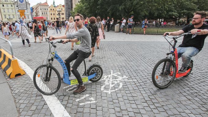 Podívejte se, jak nový zákaz cyklistiky na pěších zónách Prahy funguje. Nebo spíše nefunguje.