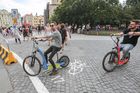 Foto: V centru Prahy je částečný zákaz kol, auta ale jezdí dál. Podívejte se, jak zákaz (ne)funguje
