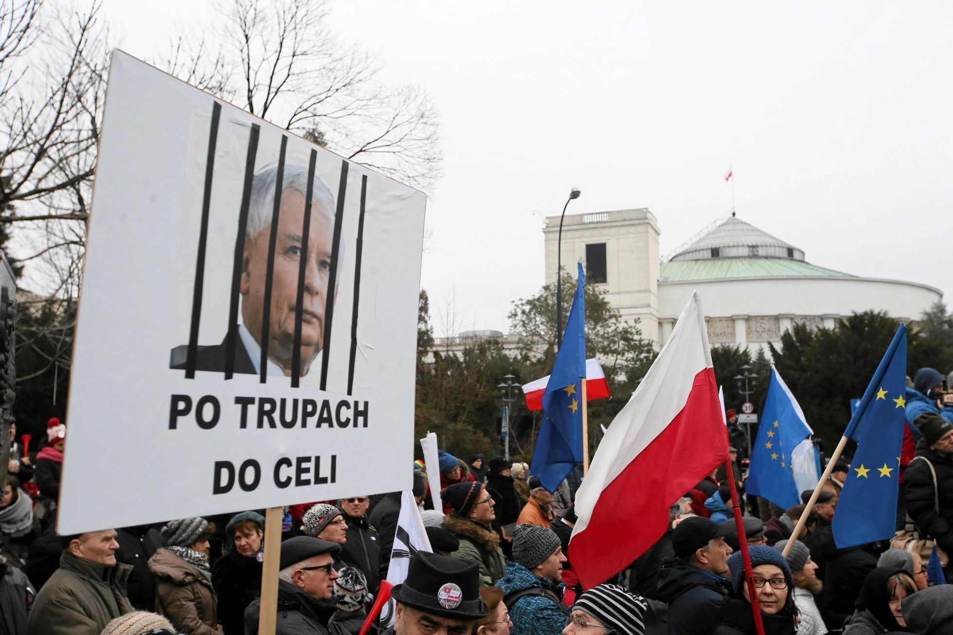 Demonstranti před budovou parlamentu ve Varšavě.
