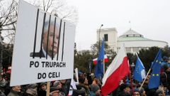 Demonstranti před budovou parlamentu ve Varšavě.