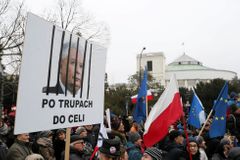Polskou opozicí zmítají aféry. Jednomu z lídrů chodily peníze z lidových sbírek