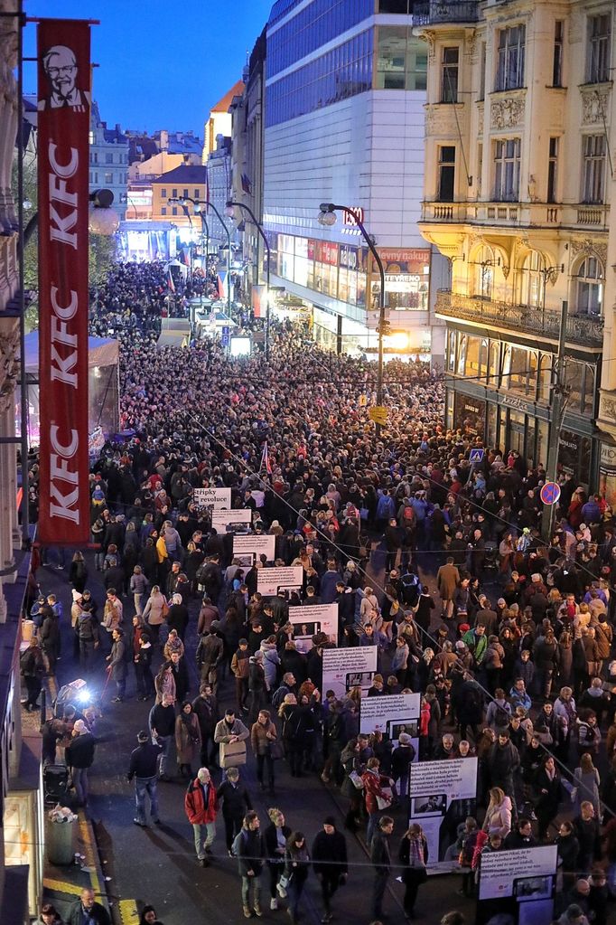 Praha si dnes 17. 11. 2019 připomíná výročí 30 let od sametové revoluce, která vedla k pádu komunistického režimu.