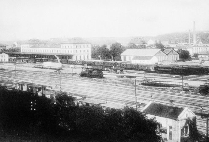 Dobová fotografie z historie Smíchovského nádraží v Praze. Nedatováno.