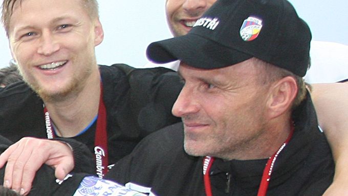 Karel Krejčí takto slavil s plzeňskými fotbalisty v létě ligový titul. Od nového roku už bude mít možnost slavit po boku Pavla Vrby v reprezentaci.