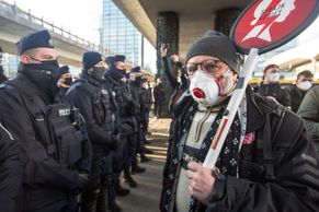Poláci vyšli do ulic kvůli potratům. Fotky z místa ukazují, jak je policie obklíčila