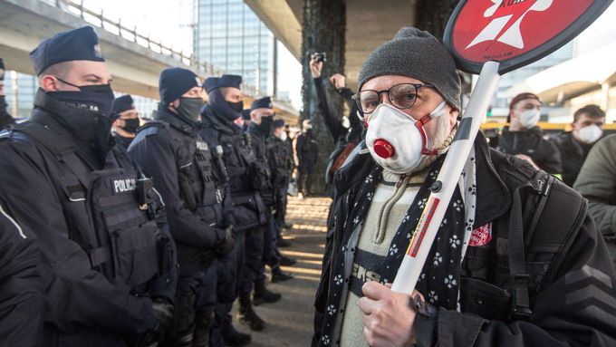 Poláci vyšli do ulic kvůli potratům. Fotky z místa ukazují, jak je policie obklíčila