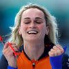 Nizozemka Irene Schoutenová v cíli závodu rychlobruslařek na 5000 m na ZOH v Pekingu 2022