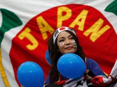 Fanynky připraveny, osmifinále mezi Japonskem a Paraguají může začít