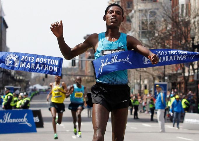 Lelisa Desisa Benti v cíli bostonského maratonu (2013)