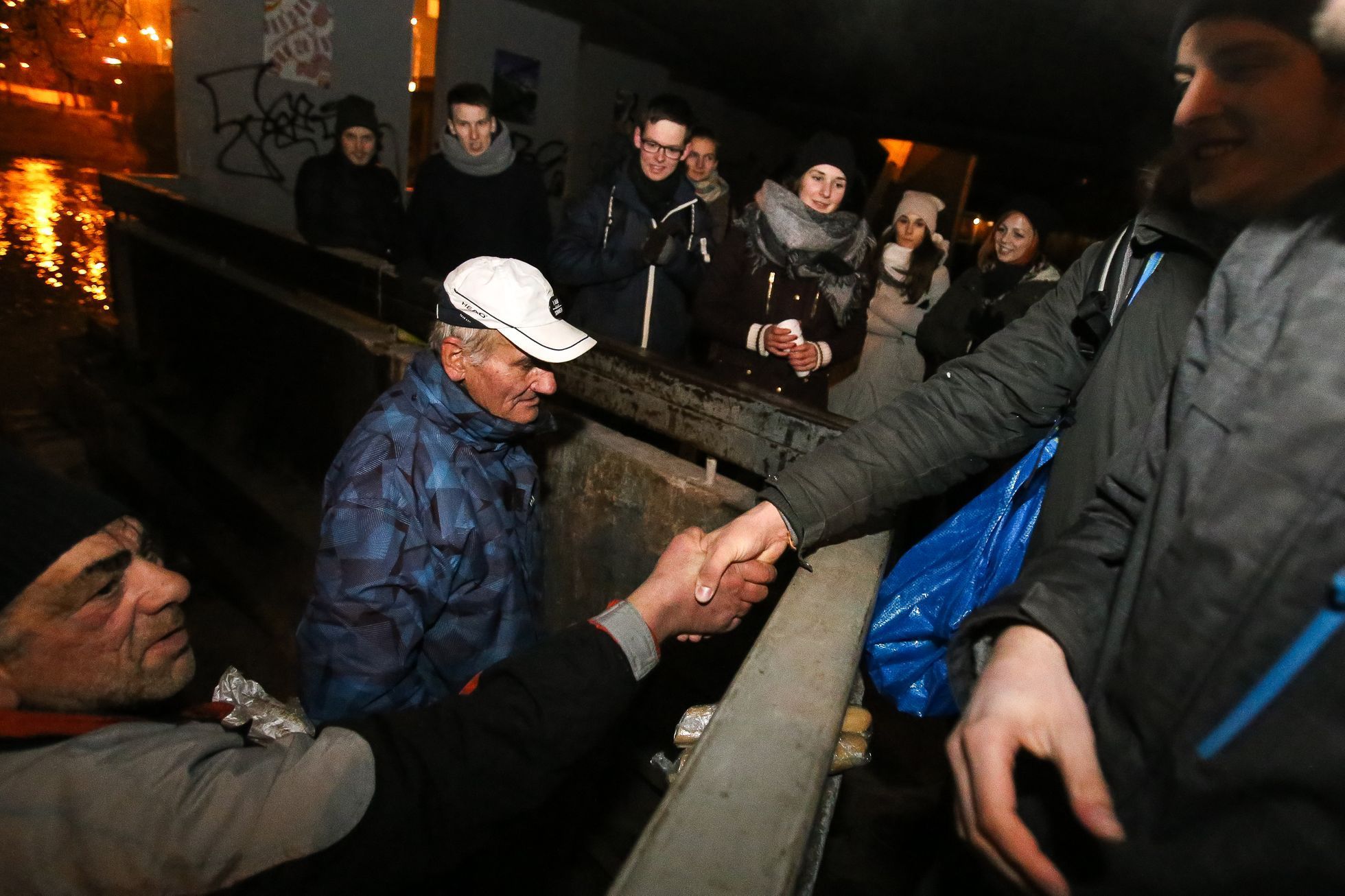 Dobrovolník Jakub Trefný, který se svými kamarády pomáhá bezdomovcům