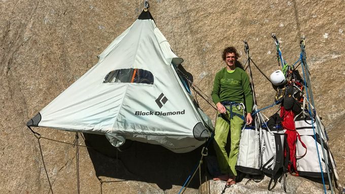Takhle už týden žije nejlepší světový lezec Adam Ondra stovky metrů nad zemí na kolmé stěně Dawn Wall.