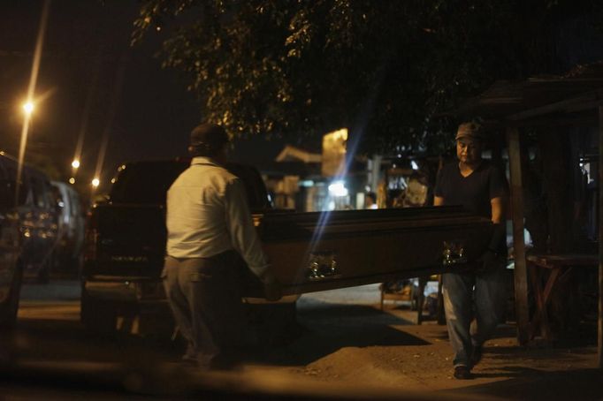 People carry a coffin for a family member who had died a violent death, outside a local hospital in San Pedro Sula March 20, 2013. San Pedro Sula, the country's second largest city after Tegucigalpa, has a homicide rate of 169 per 100,000 people and was named the world's most violent city for a second year in a row. Lax laws allow civilians to own up to five personal guns. Arms trafficking has flooded the country with nearly 70% illegal firearms. 83.4% of homicides are by firearms, compared to 60% in the United States. Picture taken March 20, 2013. REUTERS/Jorge Cabrera (HONDURAS - Tags: CRIME LAW CIVIL UNREST HEALTH) ATTENTION EDITORS: PICTURE 39 OF 39 FOR PACKAGE 'GUN CULTURE - HONDURAS' SEARCH 'HONDURAS GUN' FOR ALL IMAGES Published: Dub. 5, 2013, 11:15 dop.