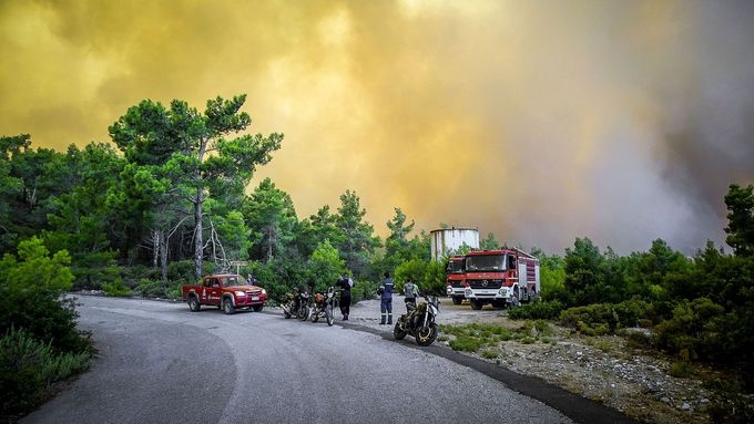 Foto: Těžší situaci jsme nezažili, říkají hasiči na Rhodosu. Teploty ještě stoupnou