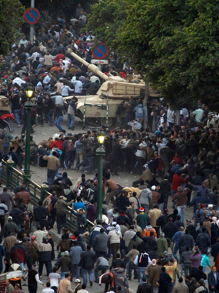 Za Mubaraka! Proti Mubarakovi! Káhira zažila pouliční řež