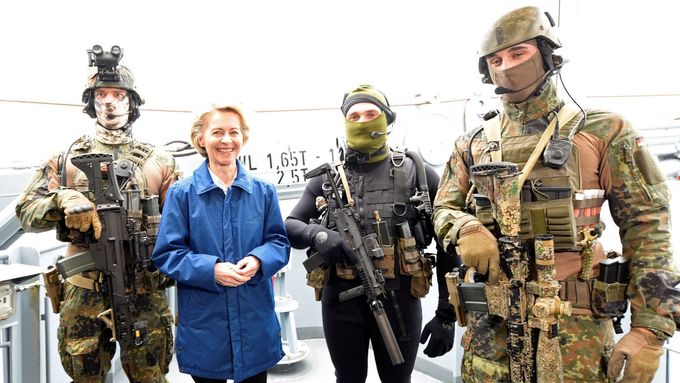 Ministryně obrany Ursula von der Leyenová na návštěvě u speciálních jednotek námořnictva v Kielu, duben 2017.