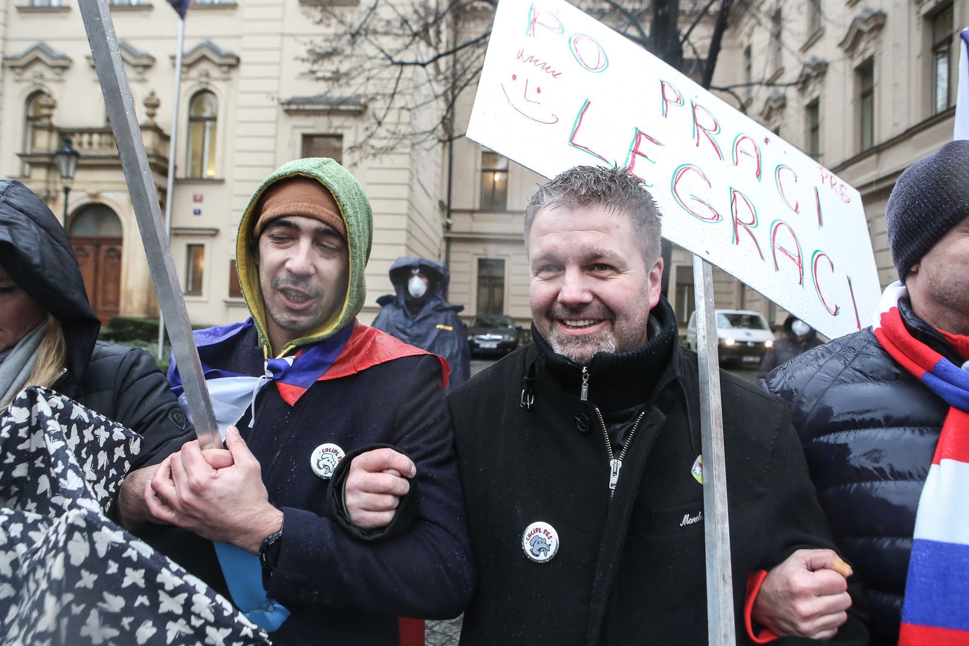 Protest / demonstrace proti vládním koronavirovým opatřením, blokáda Úřadu vlády, otevřené Česko