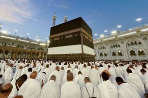 Pouť v ohni: milion muslimů, 40 stupňů a bezpečnostní manévry v Mekce