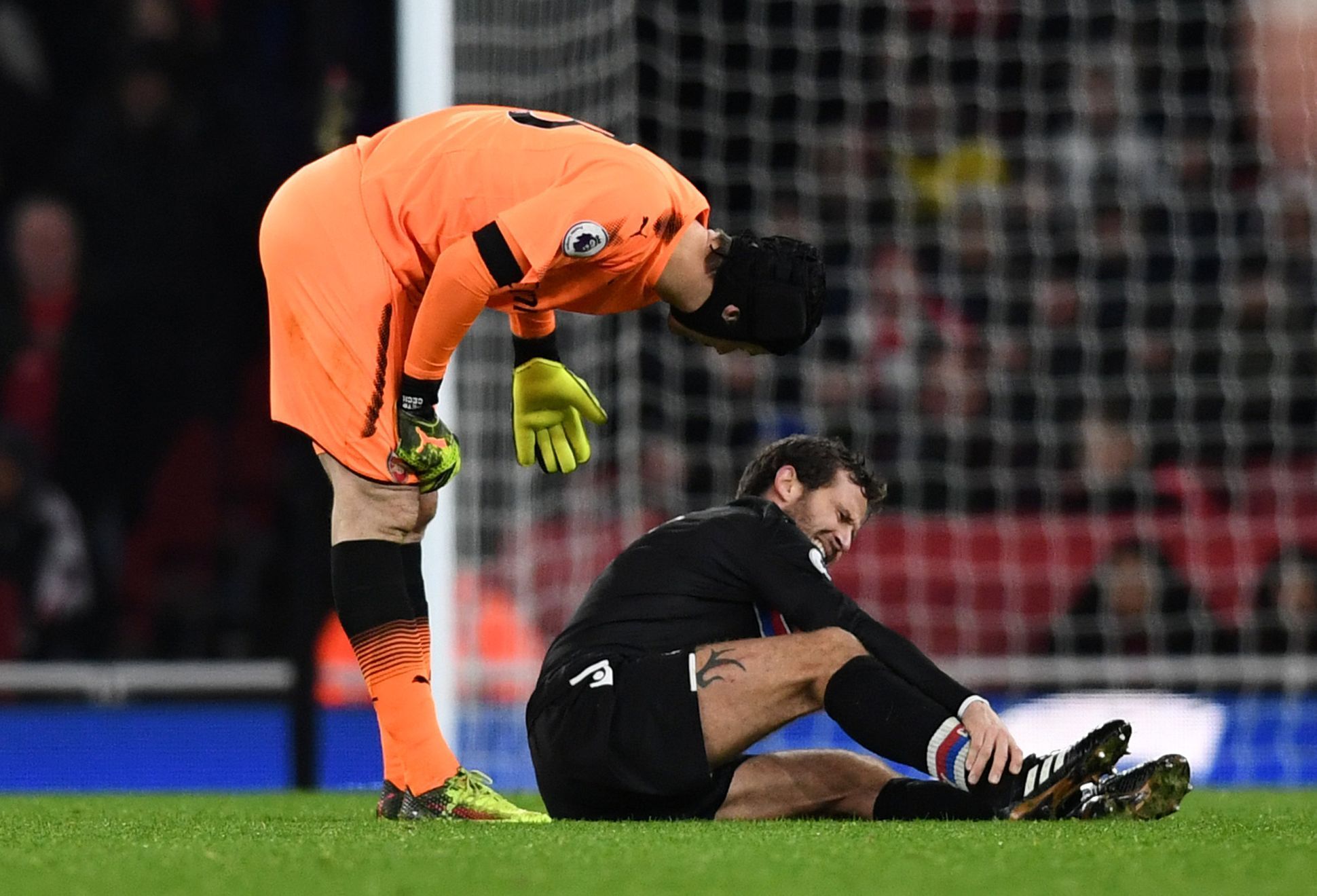 Brankář Arsenalu Petr Čech se starostlivě sklání nad Yohanem Cabayem z Crystal Palace v utkání anglické ligy