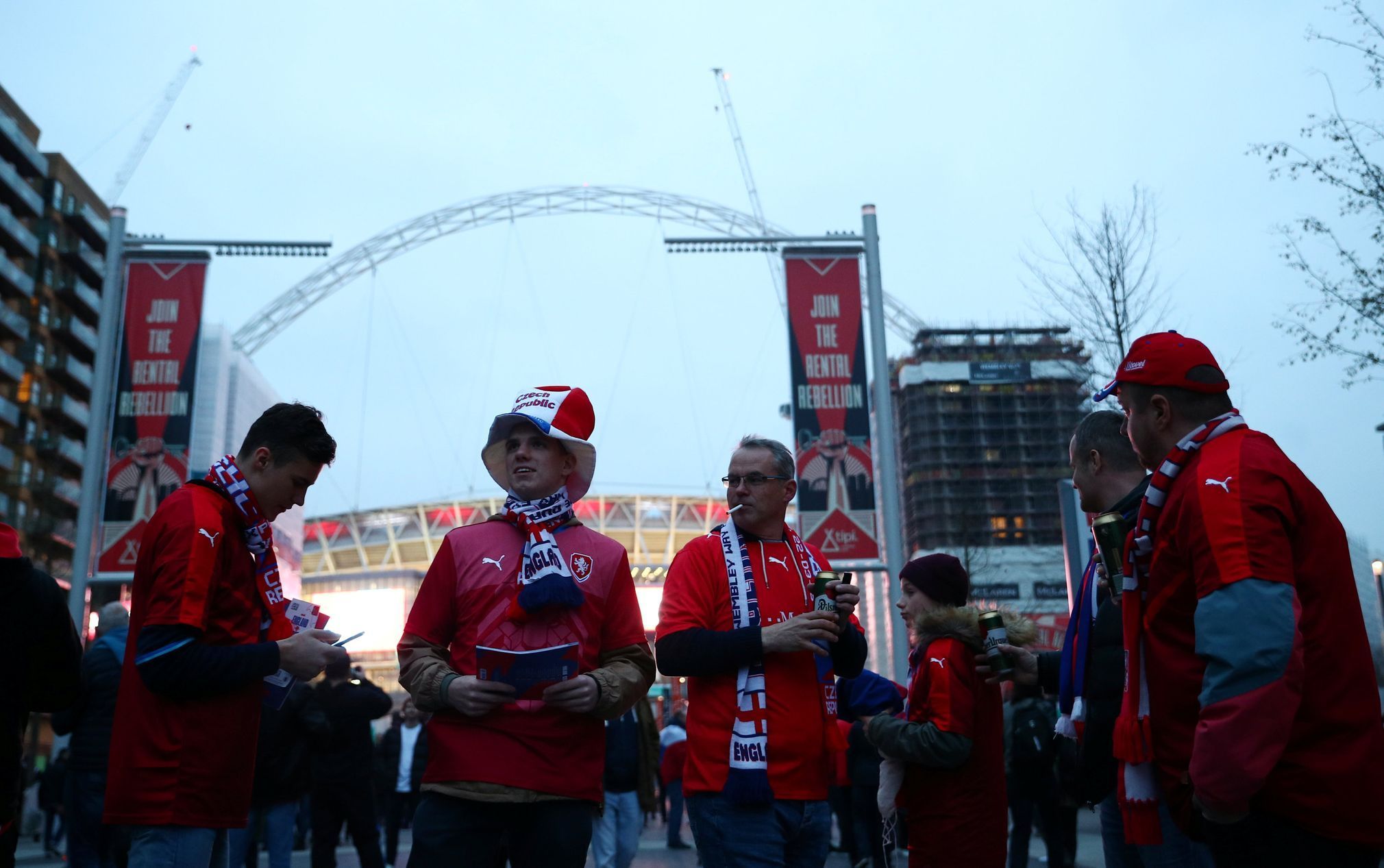 Čeští fanoušci před stadionem Wembley před zápasem kvalifikace ME 2020 Anglie - Česko.