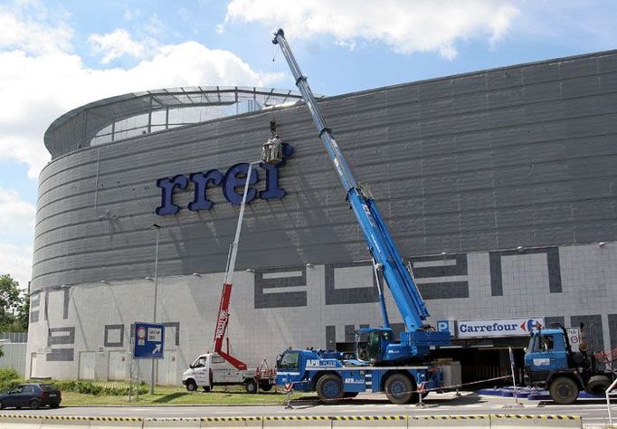 První nápis Carrefour začali ve středu odstraňovat v pražském Edenu. Brzy jej nahradí písmena Tesco