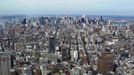 The Empire State Building and lower Manhattan in seen from the 90th story of One World Trade Center in New York, April 30, 2012. The addition of iron columns to the 100th story pushed the height of One World Trade above that of the Empire State Building today. REUTERS/Lucas Jackson (UNITED STATES - Tags: CITYSPACE SOCIETY) Published: Kvě. 1, 2012, 1:24 dop.