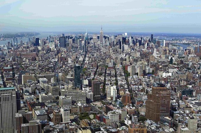 The Empire State Building and lower Manhattan in seen from the 90th story of One World Trade Center in New York, April 30, 2012. The addition of iron columns to the 100th story pushed the height of One World Trade above that of the Empire State Building today. REUTERS/Lucas Jackson (UNITED STATES - Tags: CITYSPACE SOCIETY) Published: Kvě. 1, 2012, 1:24 dop.