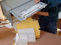 Vesnická volební komise rozpečetila hlasovací urnu a lístky se sypou na stůl. Oproti komisím ve městech nebude sečtení hlasů tak náročné. Lístků je sedm desítek. Ve Velkých Janovicích přišlo k volbám 73 procent voličů