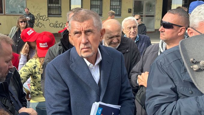 Aktuálně.cz zachytilo chvíle, kdy jedna z žen vyčítala Andreji Babišovi chování v kostele. A další ho naopak litovala za to, jak na něj mnozí útočí.