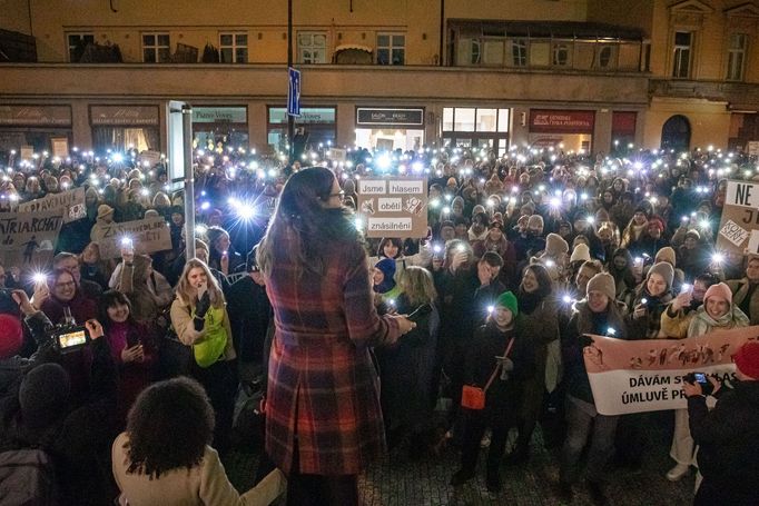 Demonstrace za spravedlnost pro oběti sexuálního násilí před Ministerstvem spravedlnosti.