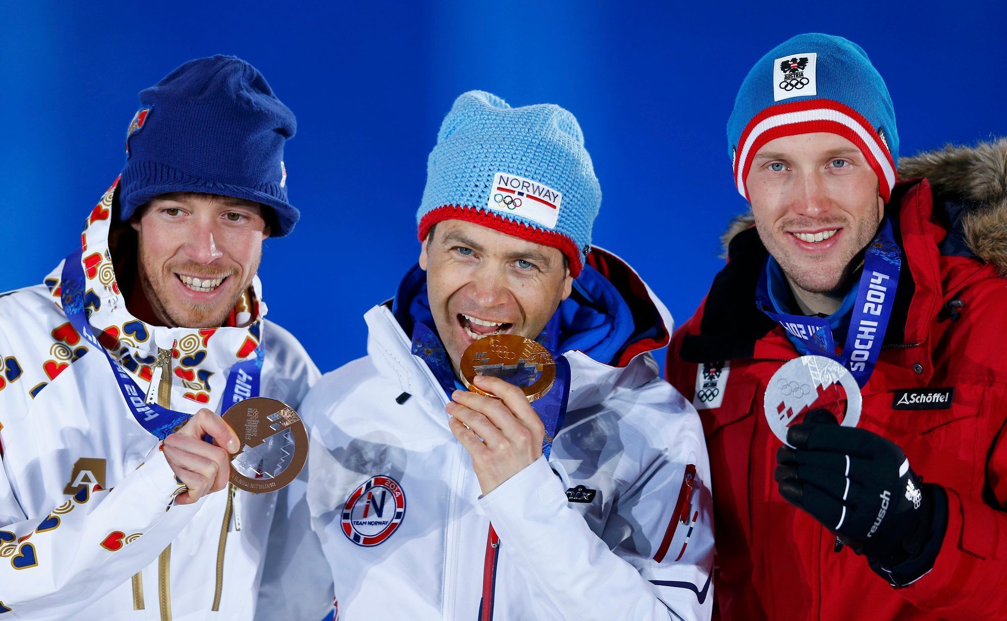 Soči 2014: biatlonisté Jaroslav Soukup, Ole Einar Björndalen a Dominik Landertinger s medailí ze sprintu