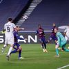 Robert Lewandowski dává gól ve čtvrtfinále LM Barcelona - Bayern