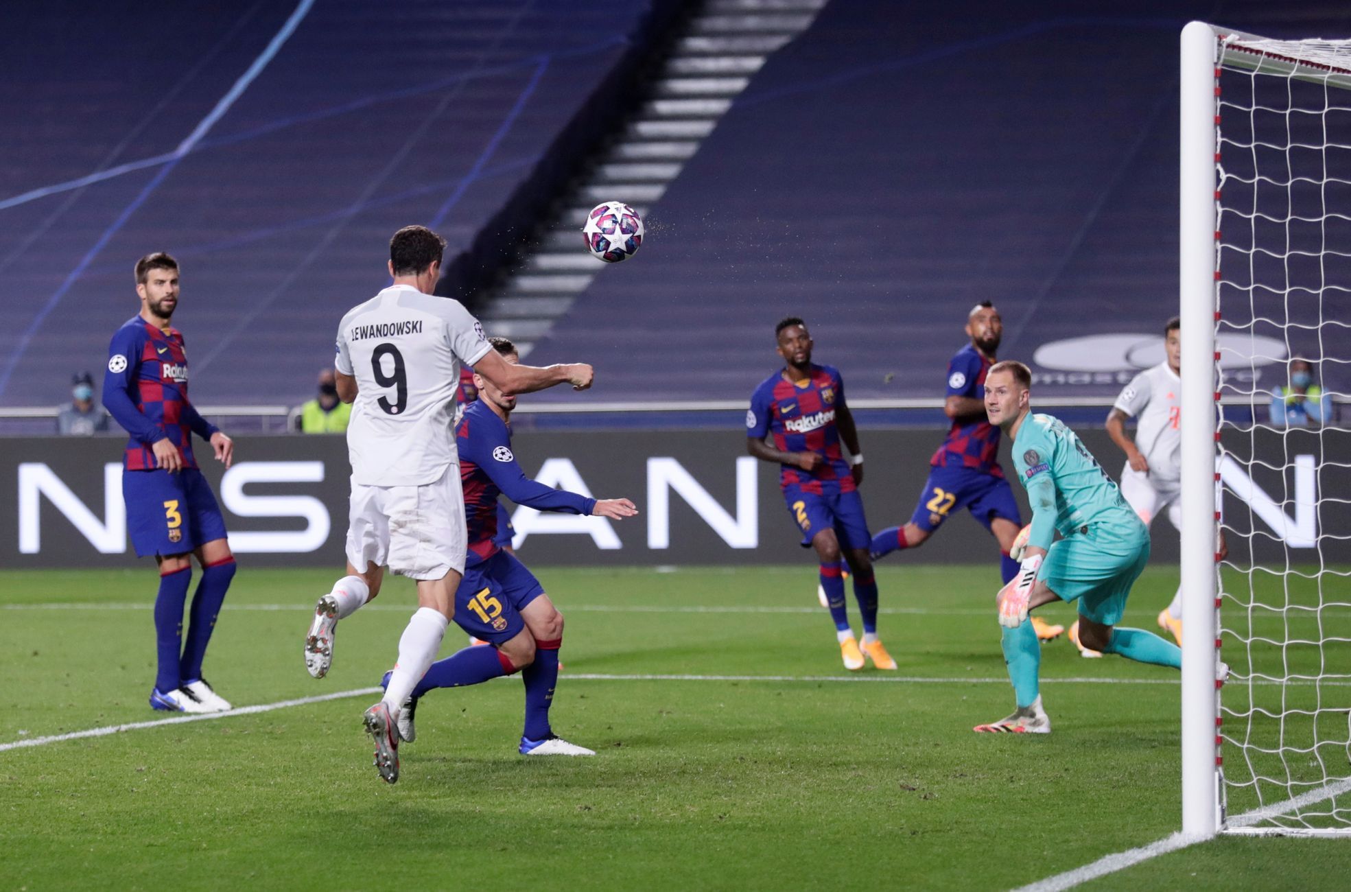 Robert Lewandowski dává gól ve čtvrtfinále LM Barcelona - Bayern