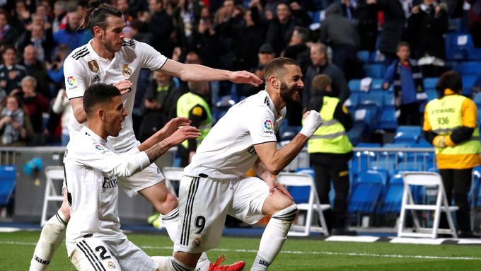 Ceballos a Bale gratulují Benzemovi k rozhodující brance.