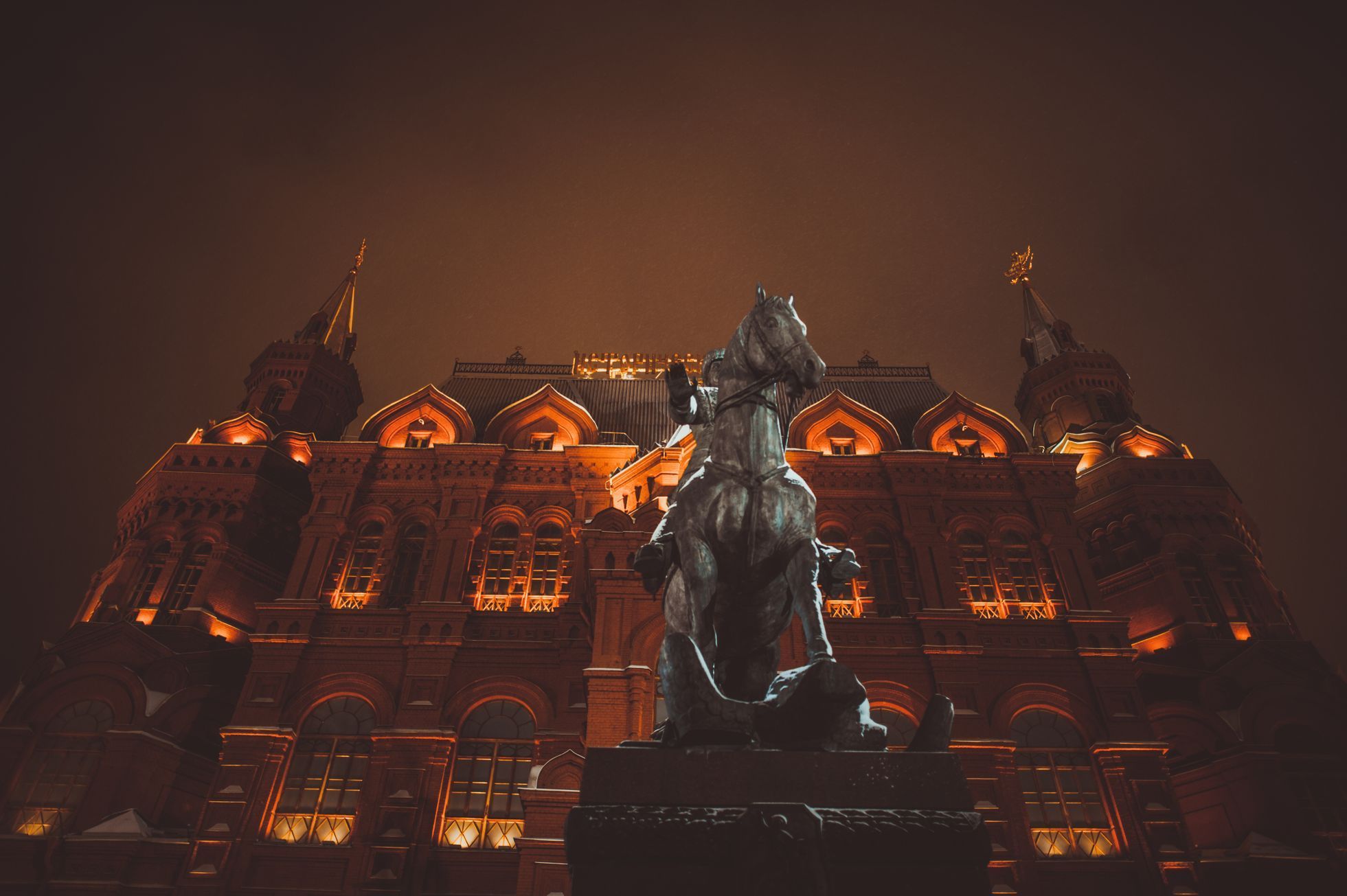 Noční Rudé náměstí v Moskvě s pomníkem maršála Žukova