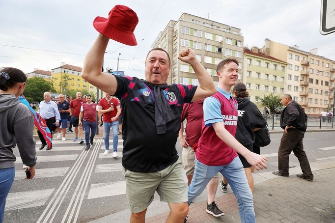 Situace před stadionem v Edenu před finále Konferenční ligy Fiorentina - West Ham