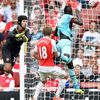 PL, Arsenal-West Ham:Petr Čech - Cheikhou Kouyate; gól na 0:1 (hi-res)