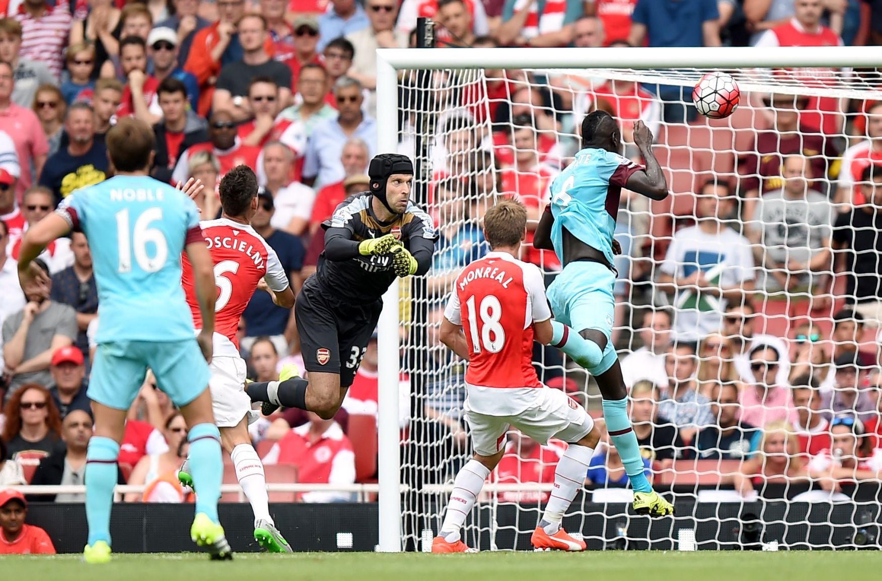 PL, Arsenal-West Ham:Petr Čech - Cheikhou Kouyate; gól na 0:1 (hi-res)