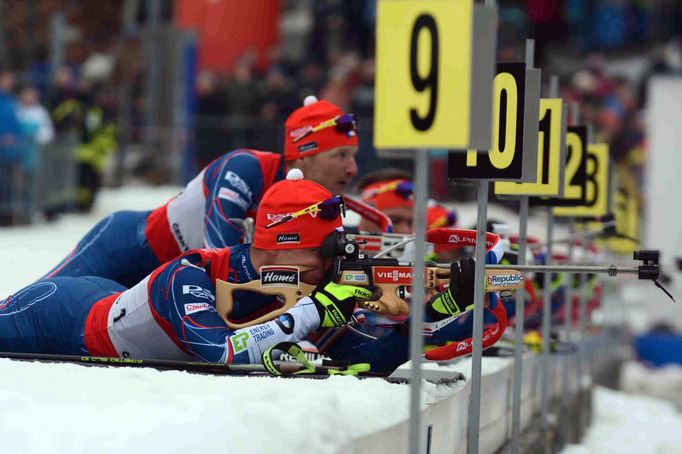 Biatlon, exhibiční supersprinty v Břízkách 2018: Michal Krčmář a Ondřej Moravec (v pozadí)