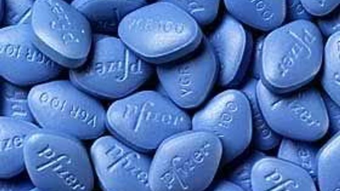 Viagra, tableta na předpis, se načerno nabízí po internetu. Ale nemusí být pravá.