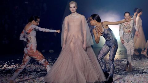 Dior překvapil vzdušnými šaty lakajícími k pohybu