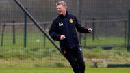 David Moyes se sice na úterním tréninku při fotbálku smál, uvnitř se ale dobře určitě necítí. Skotský kouč bude mít ve středu zřejmě poslední šanci, jak se udržet na lavičce Manchesteru United.