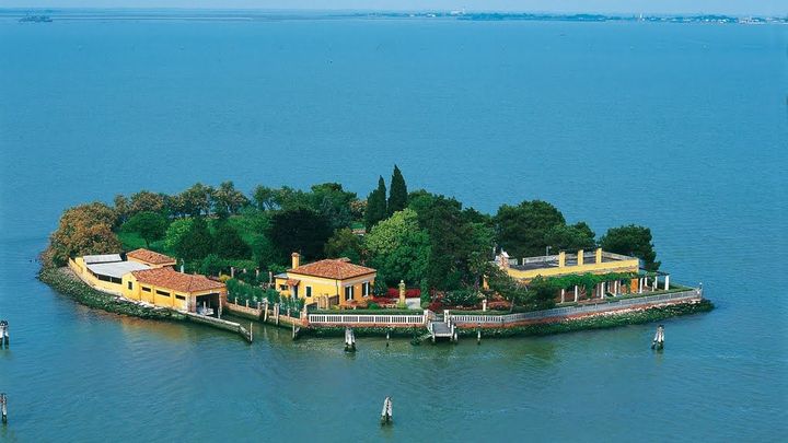 Opuštěný ostrov u Benátek je v dražbě. Firma v úpadku z něj chtěla luxusní destinaci