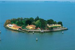 Opuštěný ostrov u Benátek je v dražbě. Firma v úpadku z něj chtěla luxusní destinaci