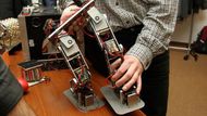 Robot Spejbl. Marek Peca z Katedry řídící techniky Fakulty Elektrotecnické ČVUT předvádí, jakým způsobem jeho dvounohý robot chodí. V sobotu nechodil, jeho autor je právě přestavuje.