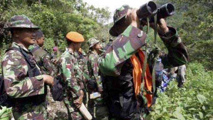 Indonéští vojáci pročesávají džungle ostrova Sulawesi, kde zmizel Boeing nízkorozpočtové letecké společnosti Adam Air