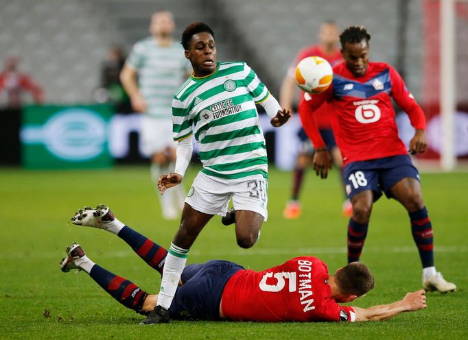 Jeremie Frimpong ze Celticu přeskakuje Svena Botmana z Lille.