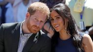 "Harry a Meghan dali jasně najevo, že nechtějí být ve svých nových životech závislí na veřejných financích. Dohodlo se proto, že nastane přechodné období, během něhož... budou trávit čas v Kanadě a ve Spojeném království," pokračuje prohlášení.