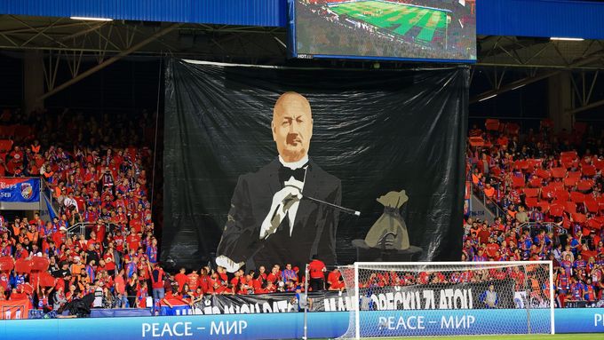 Choreo plzeňských fanoušků před odvetou s Karabachem. V hlavní roli kouzelník Adolf Šádek